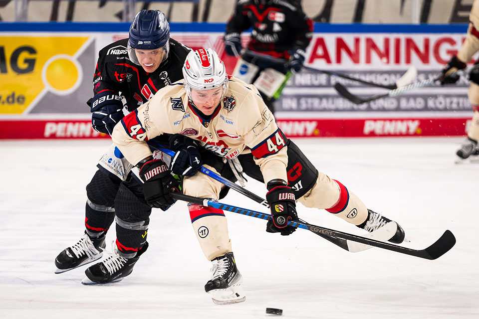 Josef Eham von den Nrnberg Ice Tigers whrend des Spiels bei den Straubing Tigers.