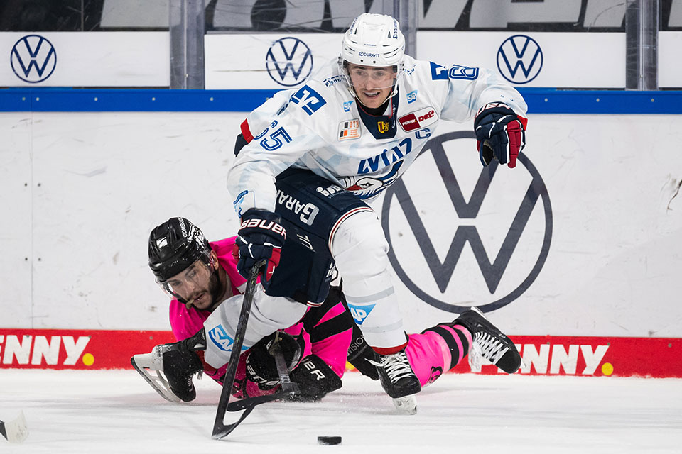 Phil Varone von den Grizzlys Wolfsburg und Marc Michaelis von den Adler Mannheim.