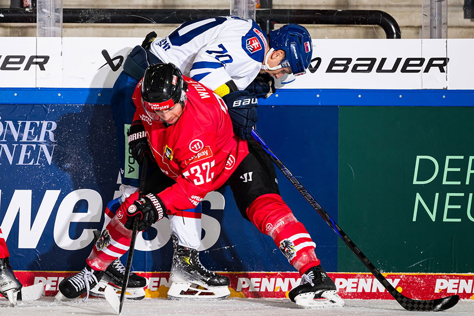 Adam Lukosik von Team Slowakei und Bernd Wolf von Team sterreich im Zweikampf.