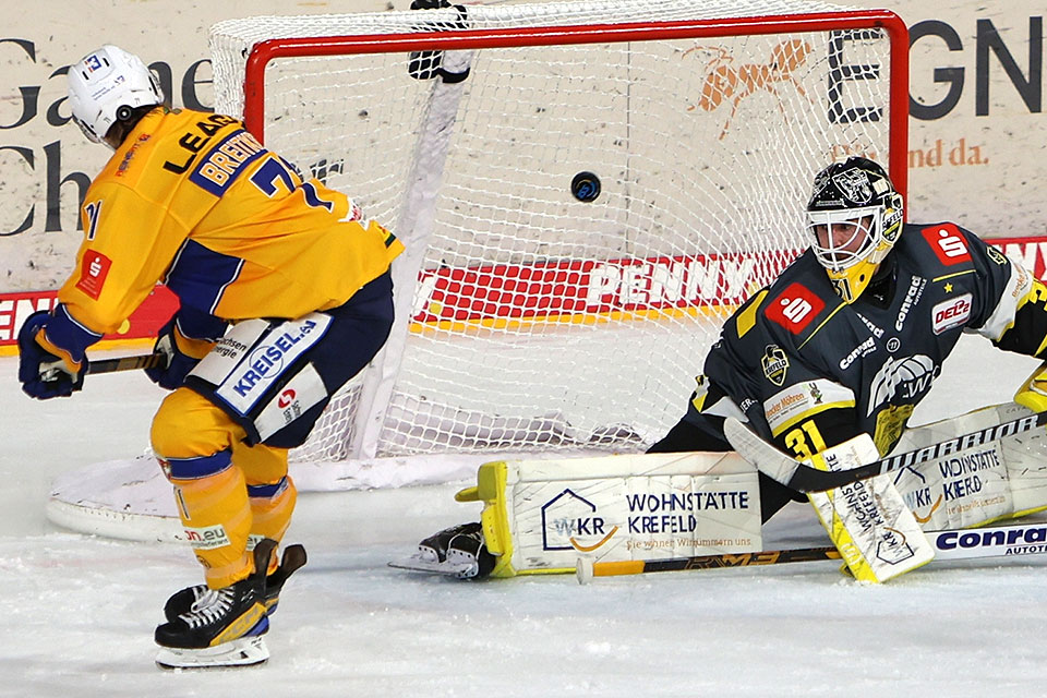 Weiwasser trifft zum 2:2 in Krefeld.