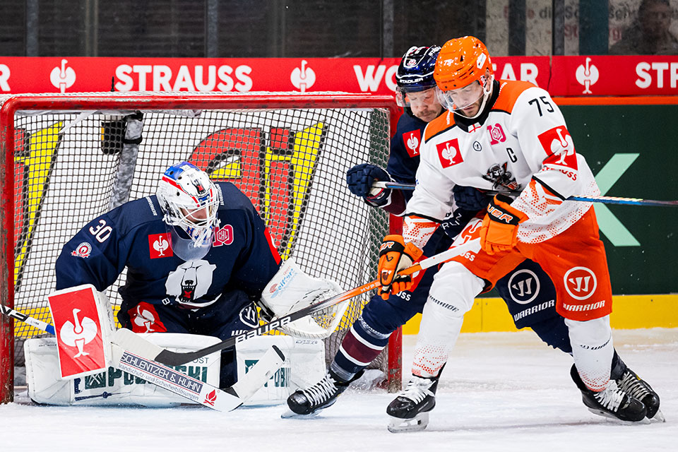 (L-R) Jake Hildebrand und Eric Mik von den Eisbren Berlin und Robert Dowd von den Sheffield Steelers.