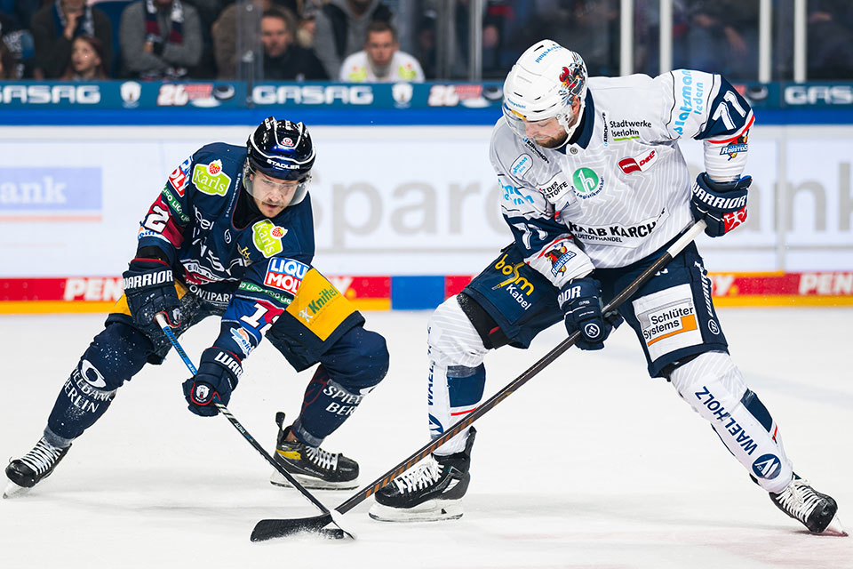 Eric Mik von den Eisbren Berlin und Branden Troock von den Iserlohn Roosters im Zweikampf.