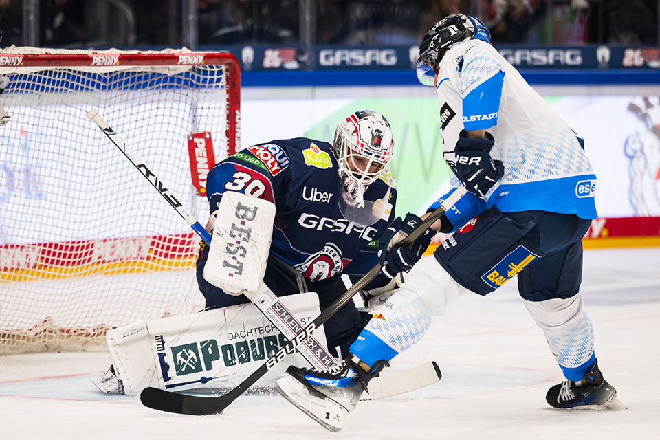 Jake Hildebrand von den Eisbren Berlin und Myles Powell vom ERC Ingolstadt.