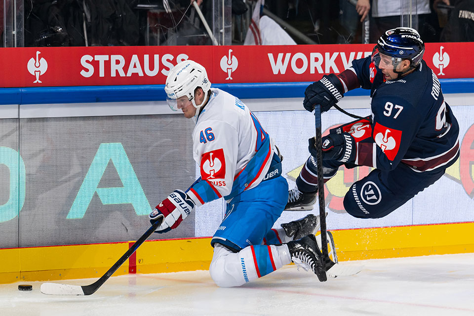 Dean Kukan von den ZSC Lions und Gabriel Fontaine von den Eisbren Berlin.