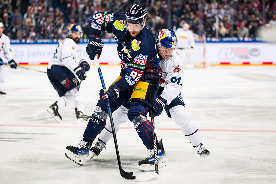 Marcel Noebels von den Eisbren Berlin und Filip Varejcka von Red Bull Mnchen im Zweikampf.