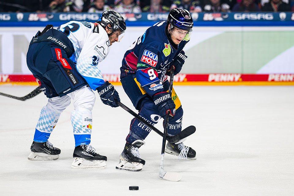 Charles Bertrand vom ERC Ingolstadt und Ty Ronning von den Eisbren Berlin.