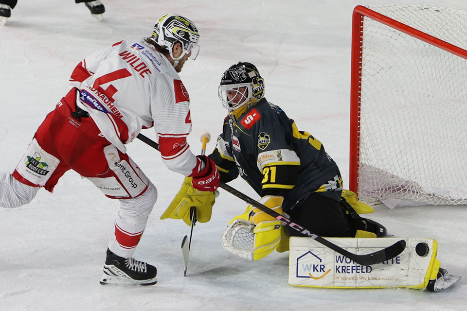 Penalty von Wilde beim Spiel Krefeld gegen Bad Nauheim.