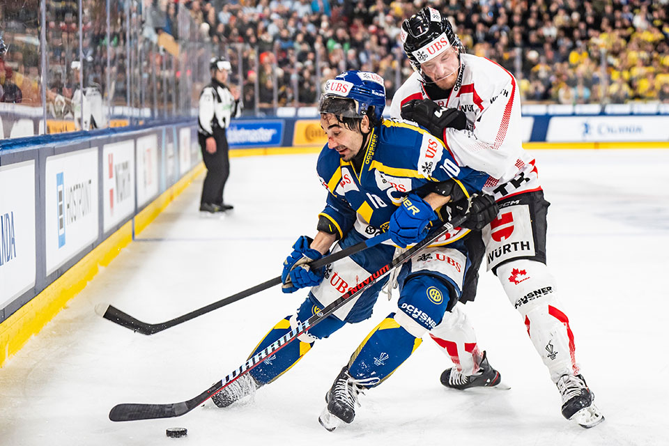 Andres Ambuehl vom HC Davos gegen Daniel Carr von Team Canada.