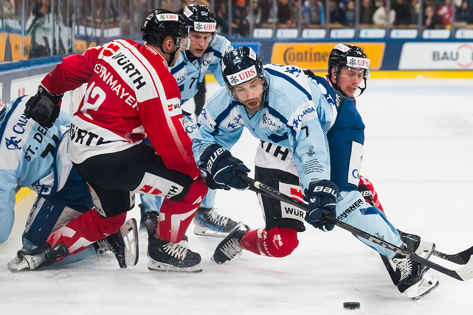 Noel Hoefenmayer von Team Canada und Taylor Leier von den Straubing Tigers.