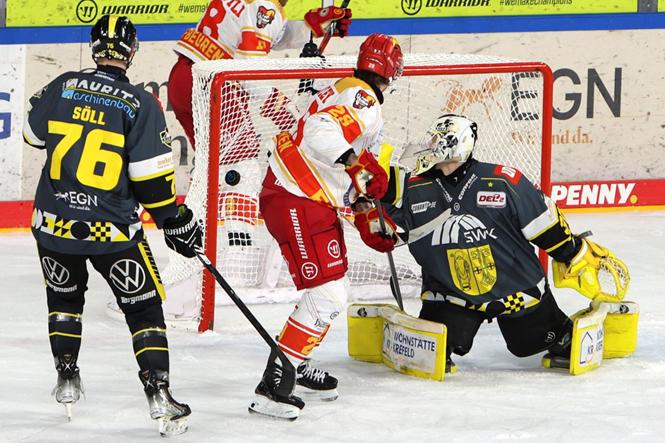 Kaufbeuren trifft in Krefeld zum 3:2.