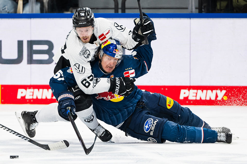 (L-R) Maximilian Daubner von Red Bull Mnchen, Luis Schinko von den Grizzlys Wolfsburg und Emil Johansson von Red Bull Mnchen im Zweikampf.