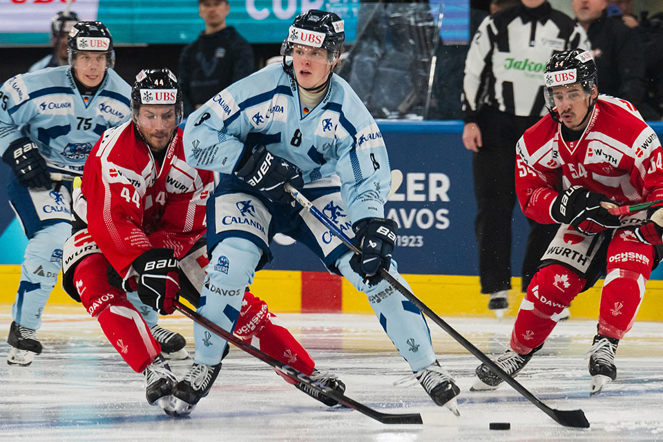 Jonathan Hazen von Team Canada und Joshua Samanski von den Straubing Tigers.