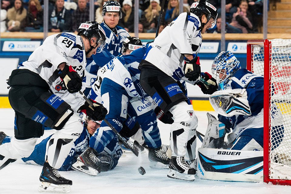 Jakob Lilja, Marcus Srensen von Fribourg-Gotteron und Florian Bugl von den Straubing Tigers.