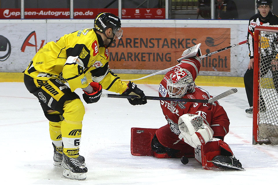 Spielszene Regensburg gegen Krefeld.