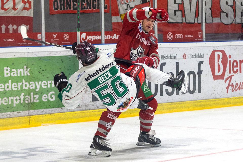 Spielszene Regensburg gegen Rosenheim.