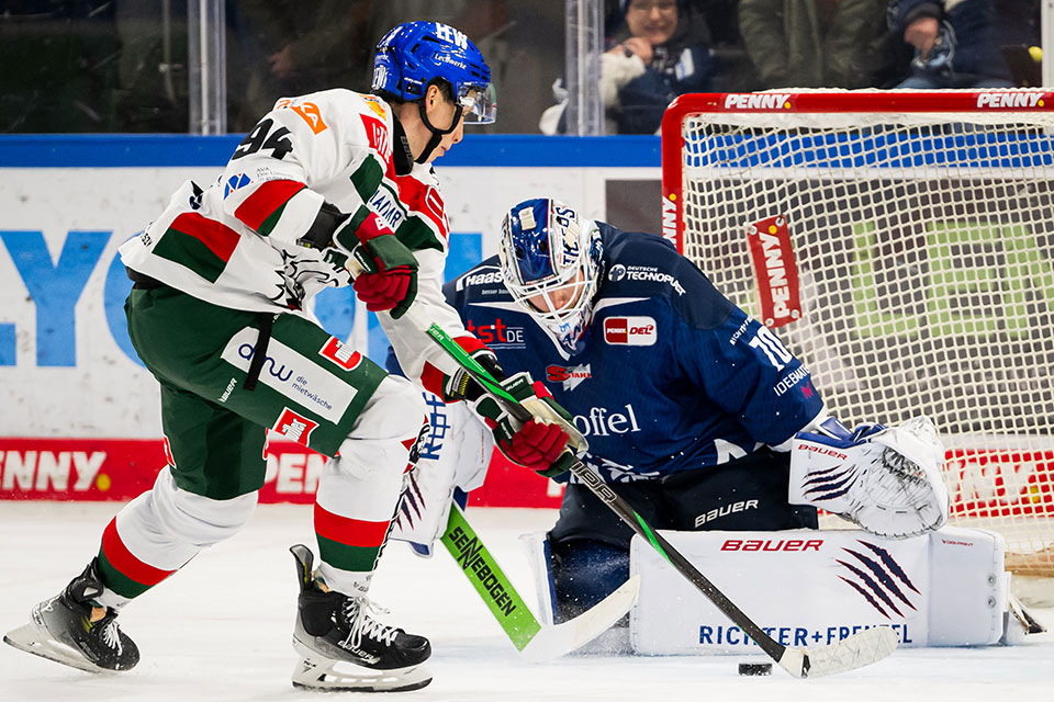 Anrei Hakulinen von den Augsburger Panther und Zane McIntyre von den Straubing Tigers beim Penaltyschieen.