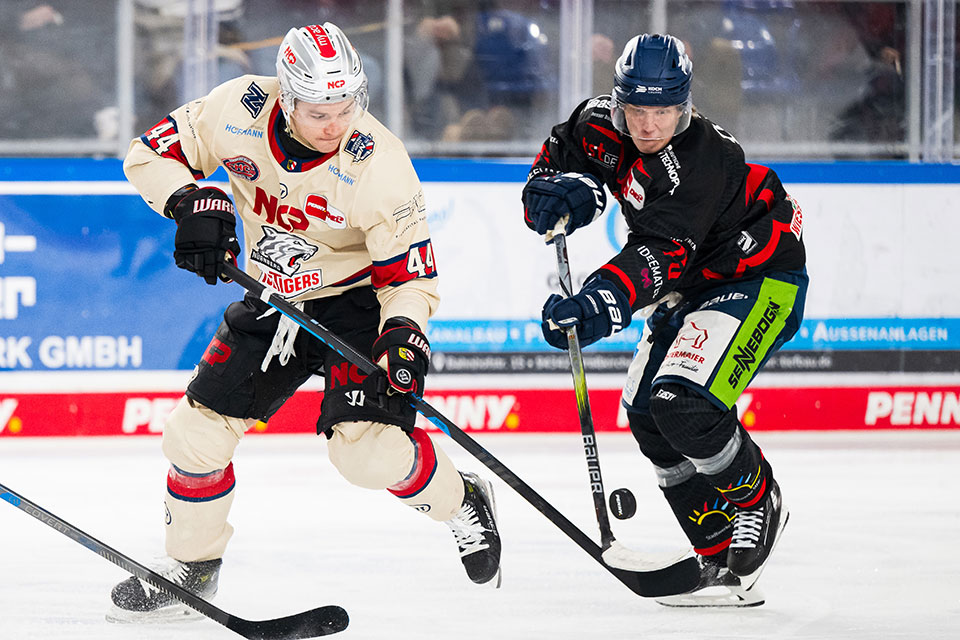 Josef Eham von den Nrnberg Ice Tigers und Elis Hede von den Straubing Tigers im Zweikampf.