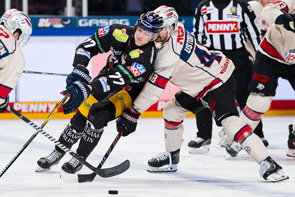 Eric Hrdler von den Eisbren Berlin und Jake Ustorf von den Nrnberg Ice Tigers im Zweikampf.