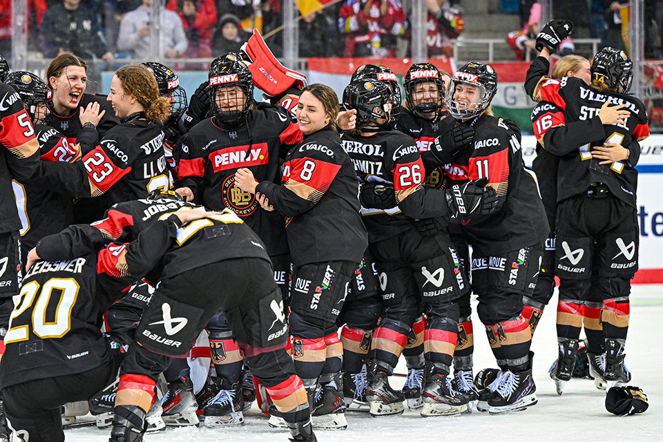 Jubel bei den DEB-Frauen nach drei Siegen und der Qualifikation fr die Olympischen Winterspiele.