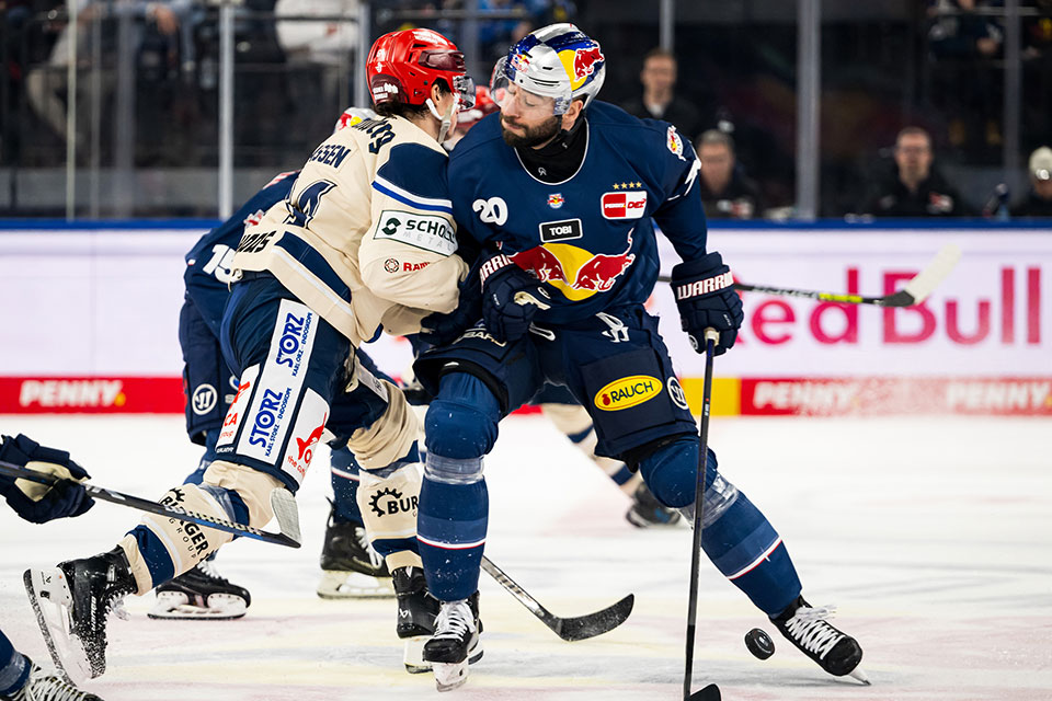 Boaz Bassen von den Schwenninger Wild Wings checkt Andreas Eder von Red Bull Mnchen.