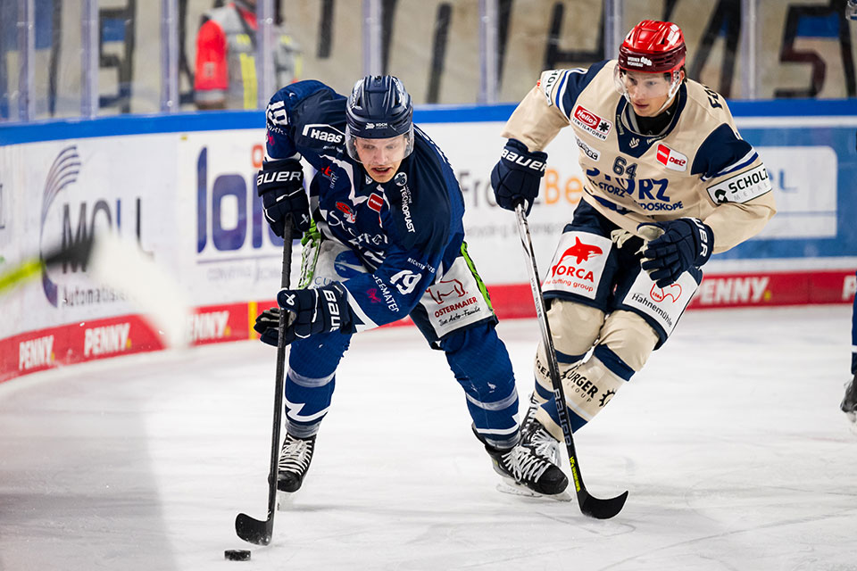 Tim Brunnhuber von den Straubing Tigers wird verfolgt von Boaz Bassen von den Schwenninger Wild Wings.