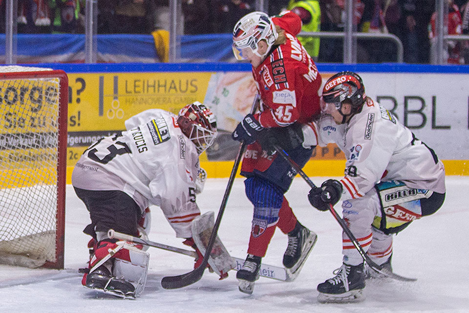 Tino Metsvainio mit dem 2:0 fr die Hannover Indians gegen Memmingen.