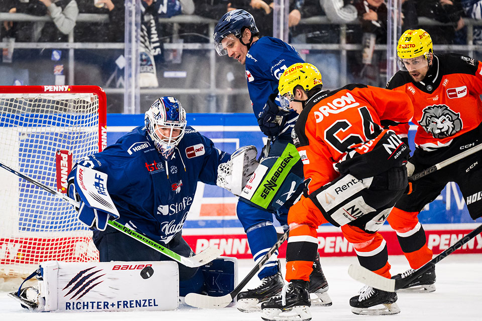 Zane McIntyre, Justin Braun von den Straubing Tigers und Markus Schweiger von den Lwen Frankfurt.