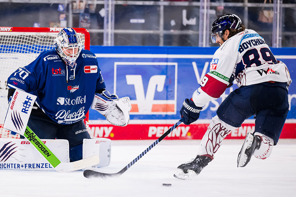 Zane McIntyre von den Straubing Tigers und Zach Boychuk von den Eisbren Berlin whrend des Spiels zwischen den Straubing Tigers und den Eisbren Berl