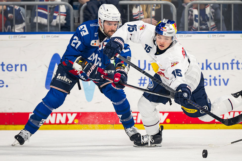 Kris Bennett von den Adler Mannheim und Nikolaus Heigl von Red Bull Mnchen im Zweikampf