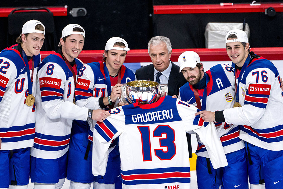 Isaac Howard, Zach Werenski, Clayton Keller, Conor Garland und Brady Skjei aus den USA halten das Trikot von Johnny Gaudreau hoch, der 2024 starb. Isaac Howard, Zach Werenski, Clayton Keller, Conor Garland und Brady Skjei aus den USA halten das Trikot von Johnny Gaudreau hoch, der 2024 starb.