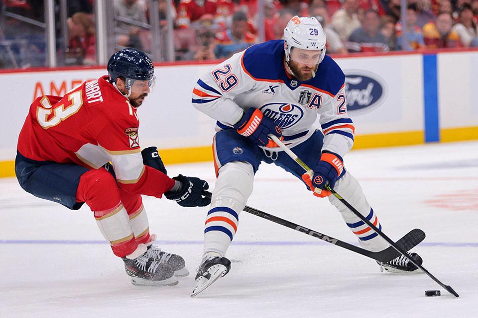 Sam Reinhart gegen Leon Draisaitl. Sam Reinhart gegen Leon Draisaitl.