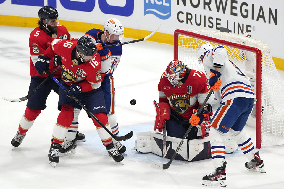 Floridas Torhüter Sergei Bobrovsky und Aleksander Barkov gegen Edmontons Ryan Nugent-Hopkins und Corey Perry. Floridas Torhüter Sergei Bobrovsky und Aleksander Barkov gegen Edmontons Ryan Nugent-Hopkins und Corey Perry.