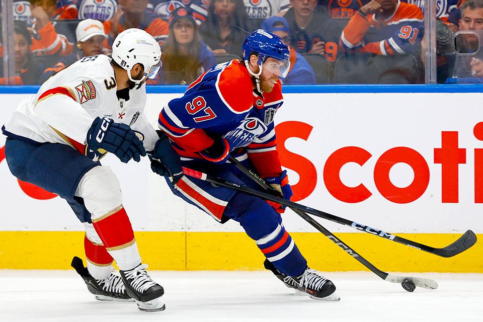 Connor McDavid gegen Seth Jones. Connor McDavid gegen Seth Jones.