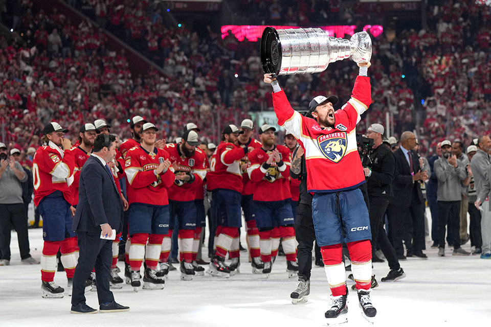 Der vierfache Torschütze Sam Reinhart mit dem Stanley Cup. Der vierfache Torschütze Sam Reinhart mit dem Stanley Cup.
