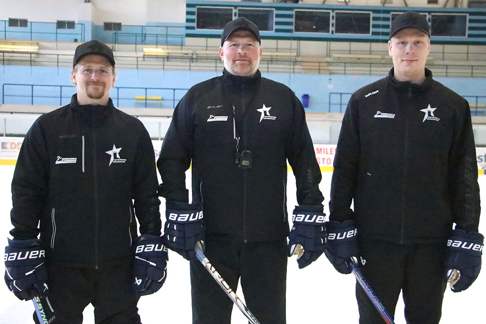 Das Ravensburger Trainerteam. Bo Subr (Mitte) mit seinen Assistenten Matthias Nemec (links) und Eeli Parviainen Das Ravensburger Trainerteam. Bo Subr (Mitte) mit seinen Assistenten Matthias Nemec (links) und Eeli Parviainen
