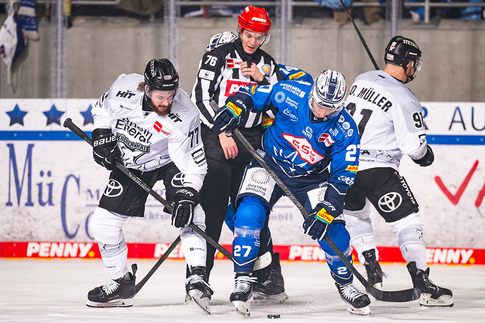 Ryan MacInnis von den Kölner Haien und Dane Fox von Dresdner Eislöwen im Zweikampf. Ryan MacInnis von den Kölner Haien und Dane Fox von Dresdner Eislöwen im Zweikampf.