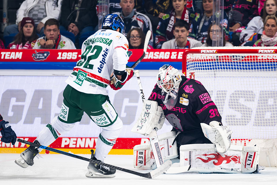 Augsburgs Joseph Cramarossa gegen Berlins Torwart Jake Hildebrand. Augsburgs Joseph Cramarossa gegen Berlins Torwart Jake Hildebrand.