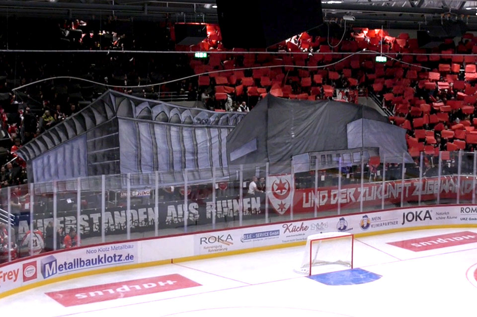 Die Fans der Saale Bulls mit einer Choreo vor dem Spiel. Die Fans der Saale Bulls mit einer Choreo vor dem Spiel.