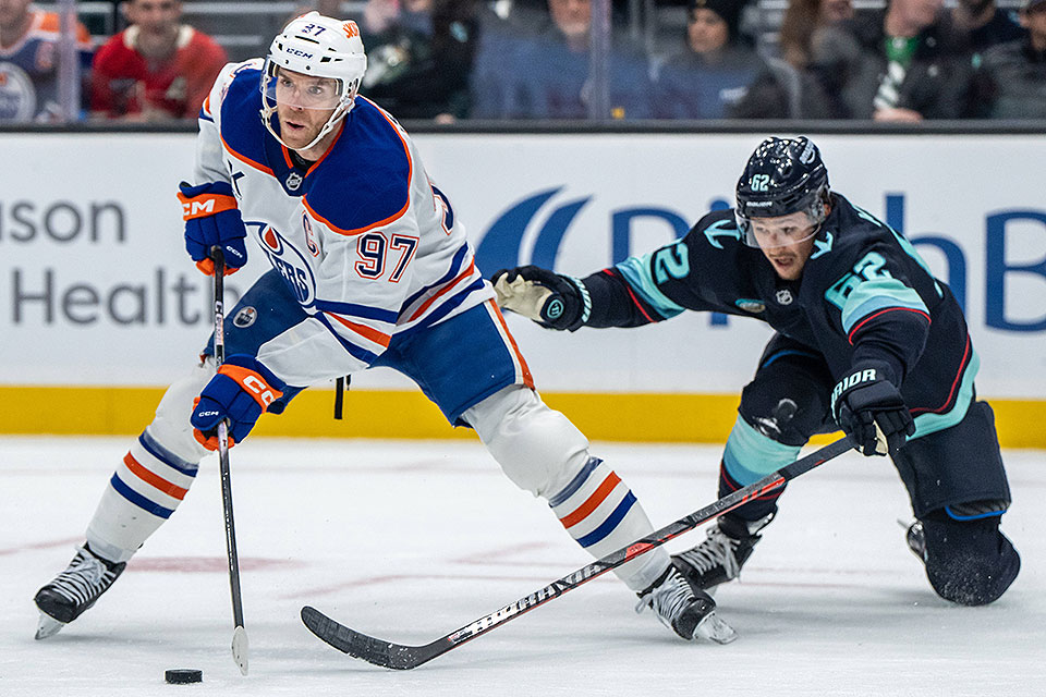 Edmontons Connor McDavid gegen Seattles Brandon Montour. Edmontons Connor McDavid gegen Seattles Brandon Montour.