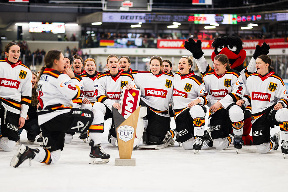 Die DEB-Frauen feiern den Turniersieg. Die DEB-Frauen feiern den Turniersieg.