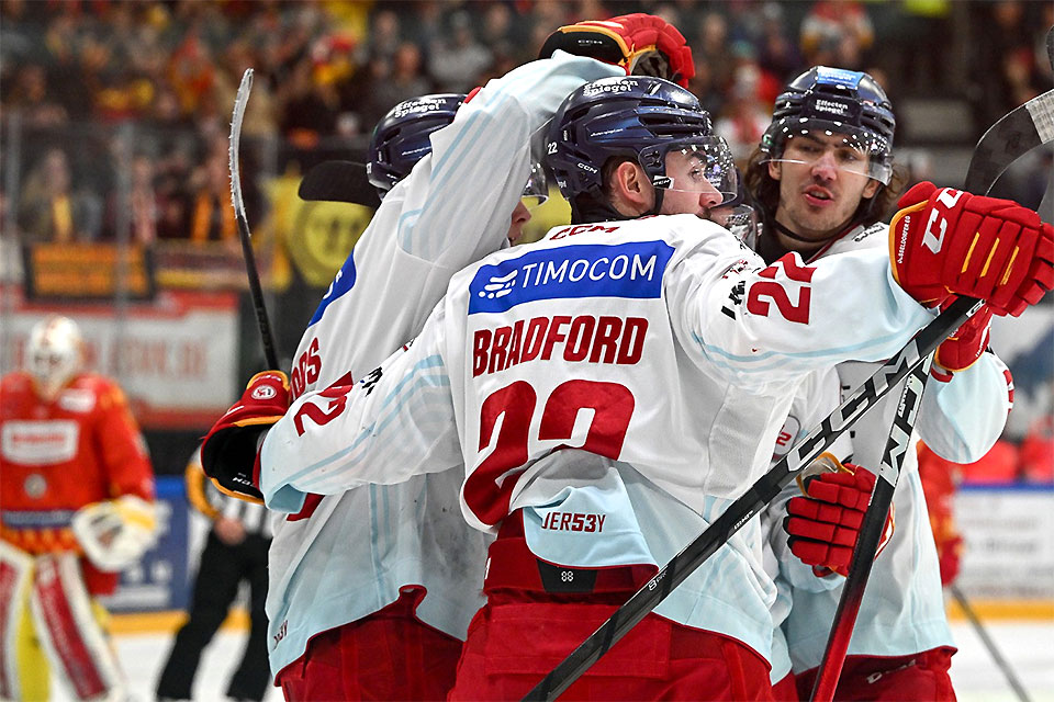 Düsseldorf feiert in Kaufbeuren einen torreichen Sieg. Düsseldorf feiert in Kaufbeuren einen torreichen Sieg.