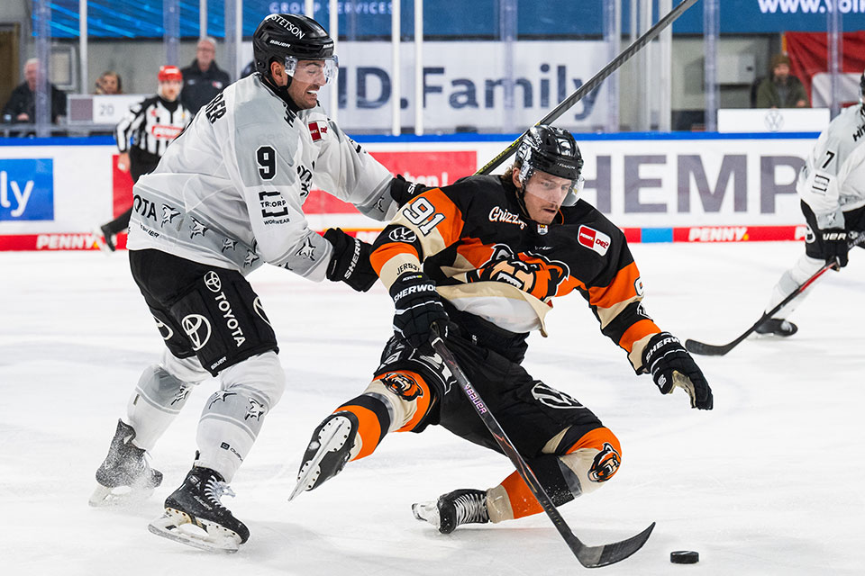 Maximilian Kammerer von den Kölner Haien und Timo Ruckdäschel von den Grizzlys Wolfsburg. Maximilian Kammerer von den Kölner Haien und Timo Ruckdäschel von den Grizzlys Wolfsburg.