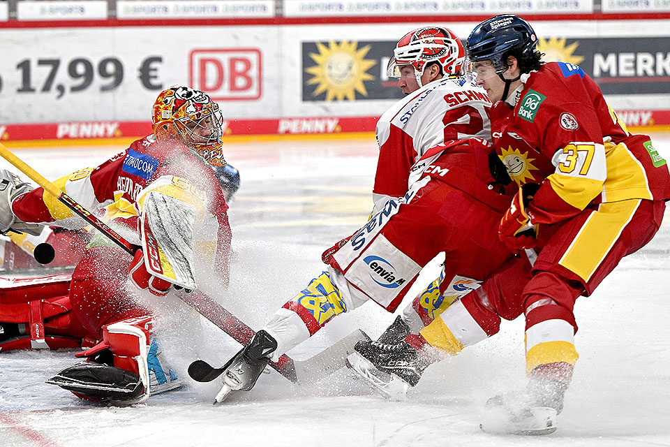 Spielszene Düsseldorf gegen Crimmitschau. Spielszene Düsseldorf gegen Crimmitschau.