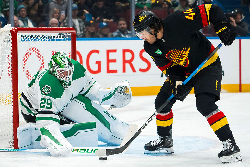Torwart Jake Oettinger von den Dallas Stars gegen Kiefer Sherwood von den Vancouvers Canucks. Torwart Jake Oettinger von den Dallas Stars gegen Kiefer Sherwood von den Vancouvers Canucks.
