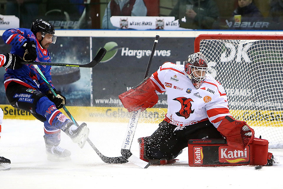 Spielszene Duisburg gegen Halle. Spielszene Duisburg gegen Halle.