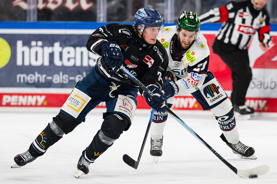 Elis Hede von den Straubing Tigers und Blaine Byron von den Eisbären Berlin. Elis Hede von den Straubing Tigers und Blaine Byron von den Eisbären Berlin.