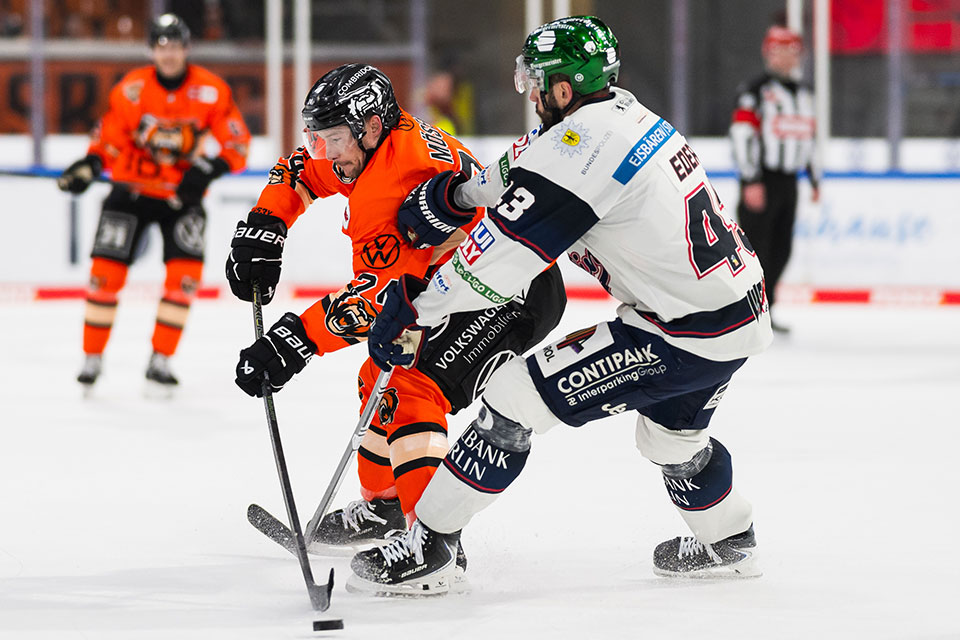 Janik Möser von den Grizzlys Wolfsburg und Andreas Eder von den Eisbären Berlin. Janik Möser von den Grizzlys Wolfsburg und Andreas Eder von den Eisbären Berlin.