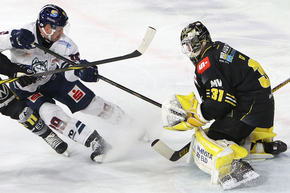 Spielszene Krefeld gegen Kassel. Spielszene Krefeld gegen Kassel.