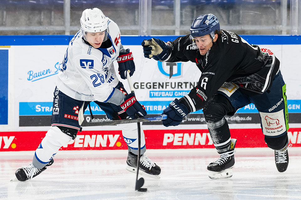 Alexander Ehl von den Adler Mannheim und Alex Green von den Straubing Tigers. Alexander Ehl von den Adler Mannheim und Alex Green von den Straubing Tigers.