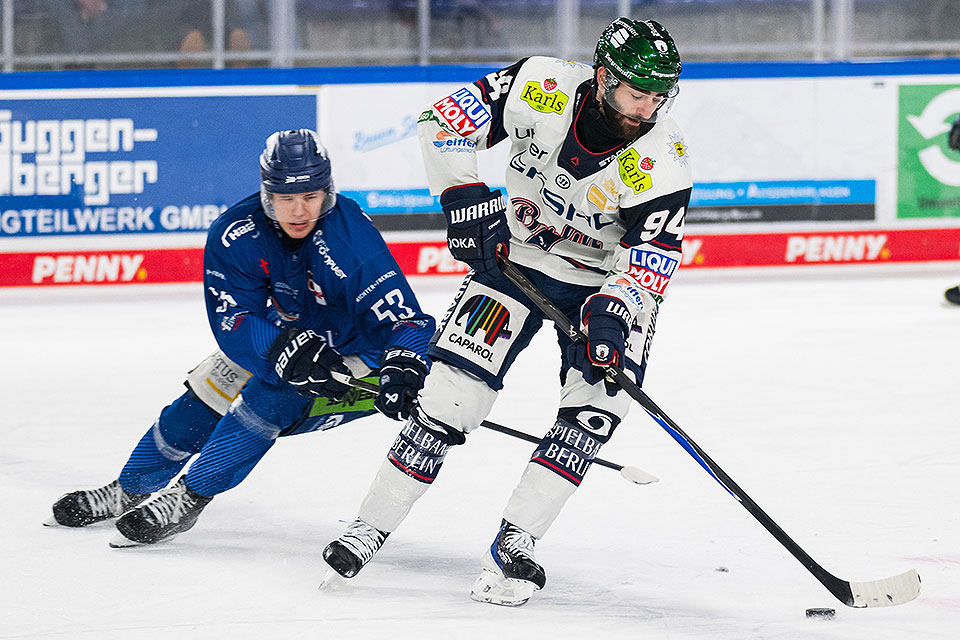 Danjo Leonhardt von den Straubing Tigers und Liam Kirk von den Eisbären Berlin. Danjo Leonhardt von den Straubing Tigers und Liam Kirk von den Eisbären Berlin.